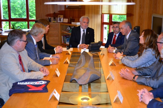 O presidente do Parlamento recibe a unha delegación de Vilanova de Arousa e da localidade alemana de Cuxhaven, irmandadas desde hai 15 anos